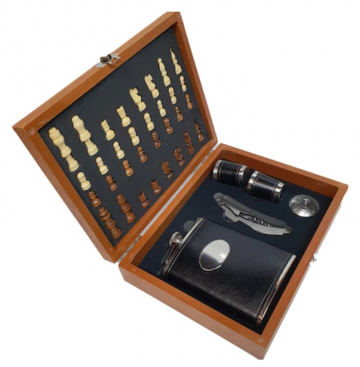 Set cutie elegantă: joc de șah complet, ploscă și 2 pahare pentru tărie, briceag cu desfăcător și pâlnie  - Idei de cadouri pentru barbați