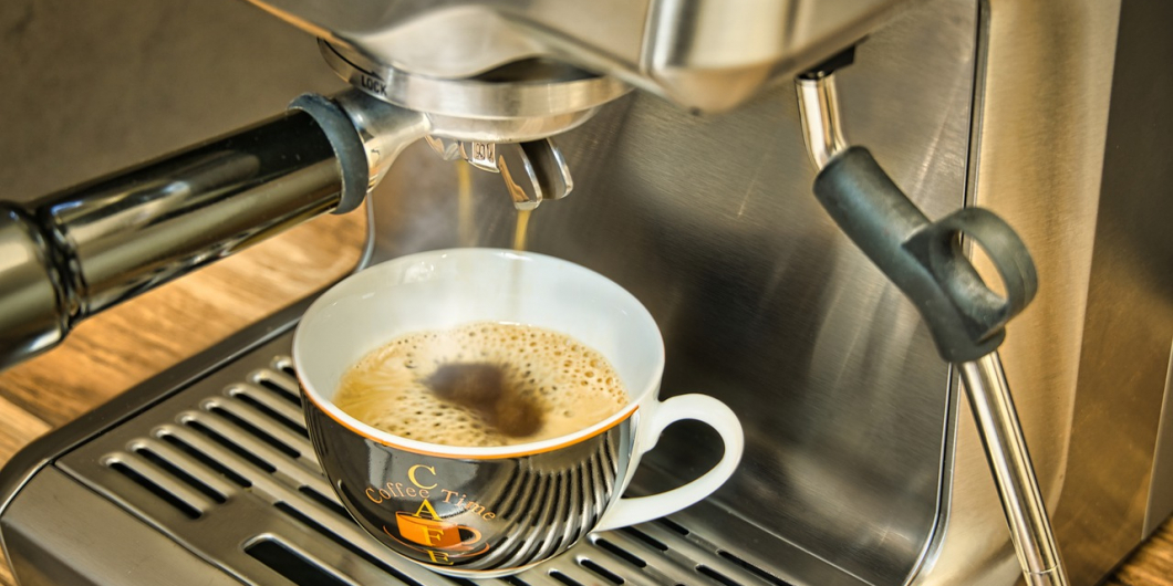 Decalcifierea aparatului de cafea: ce inseamna si cum se realizeaza